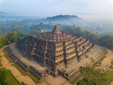 Borobudur 佛教寺廟的興建 6 世紀爪哇島上佛教盛行時期的重要建築項目